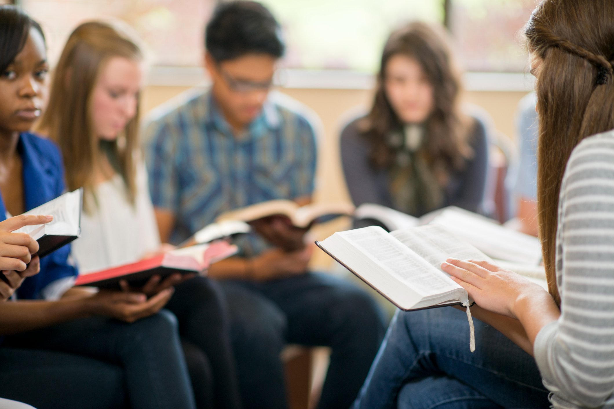 Groep christenen bestudeert samen de Bijbel als voorbeeld van gemeenschap en discipelschap binnen de gemeente.